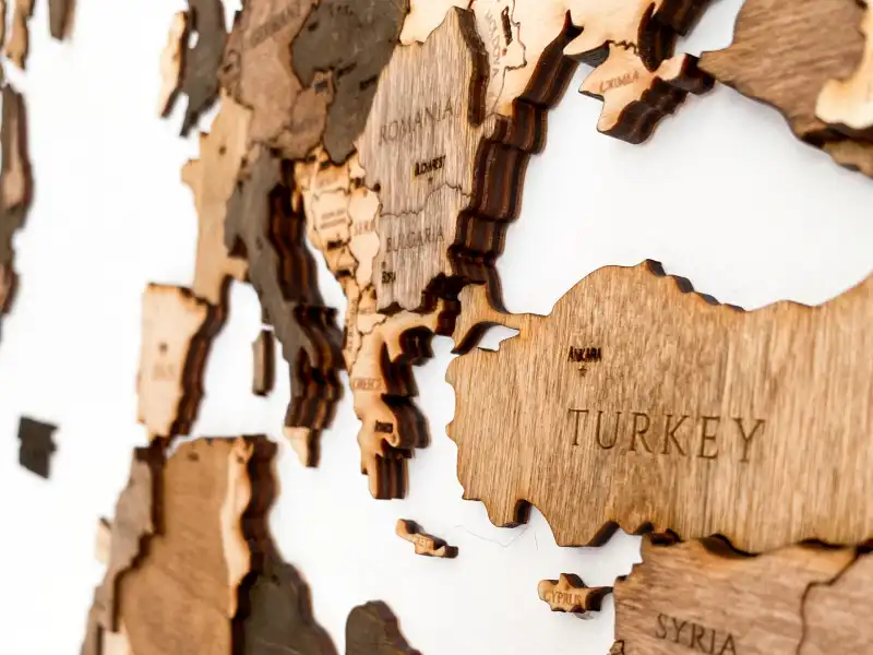 дървена 3д карта на света